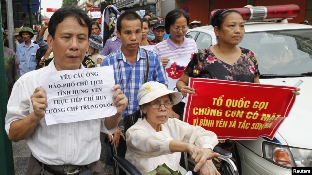 Dân Việt Nam xuống đường biểu tình chống Trung Quốc tại Hà Nội, ngày 8/7/2012