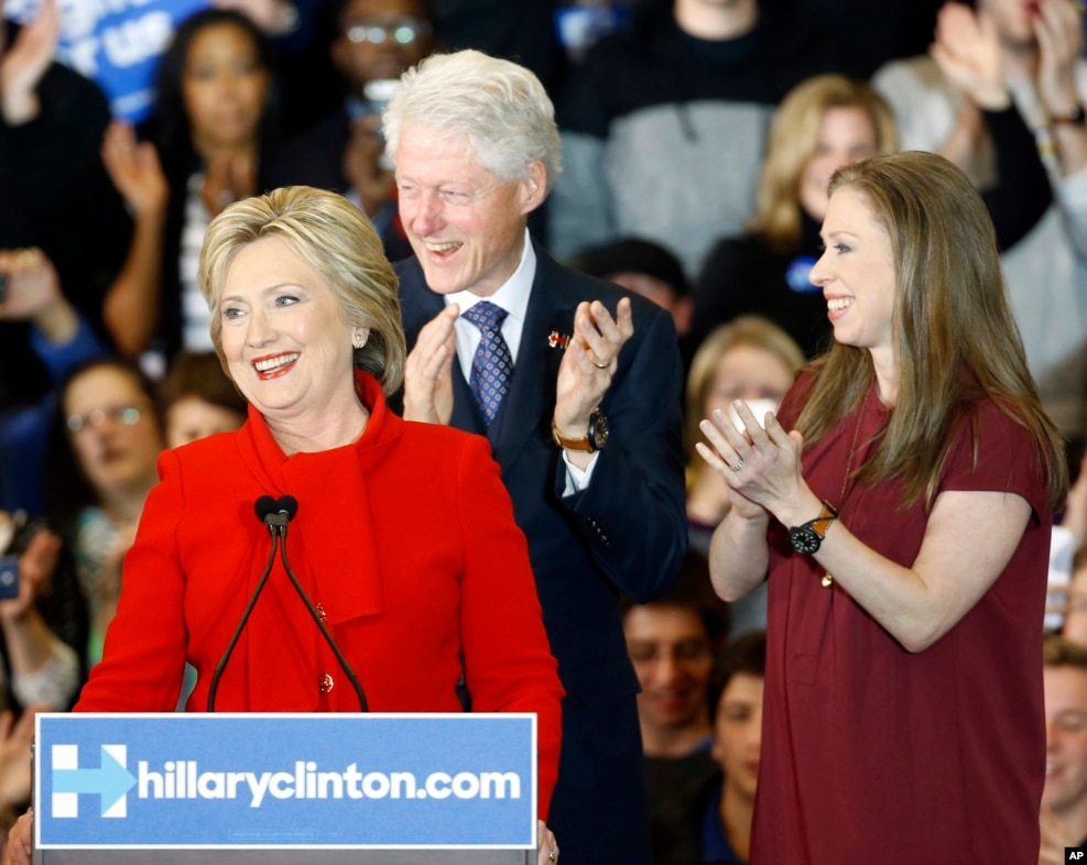 2016年2月1日，希拉里&middot;克林顿及其丈夫比尔&middot;克林顿，女儿切尔西&middot;克林顿在艾奥华州党团会议初选中