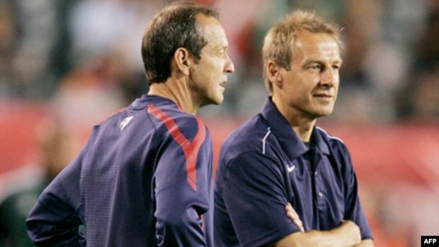 HLV trưởng của đội tuyển bóng đá quốc gia nam của Mỹ Jurgen Klinsmann (phải) và trợ lý Thomas Dooley. 
