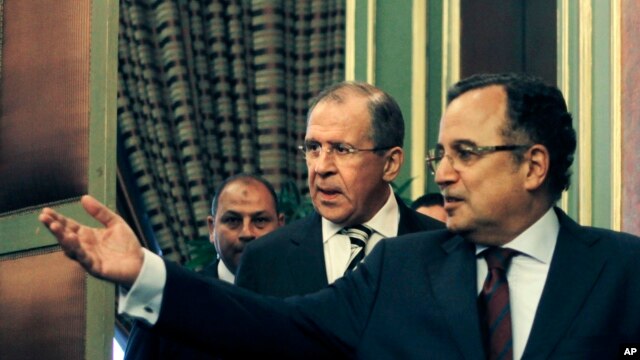 Ngoại trưởng Ai cập Nabil Fahmy (phải) và Ngoại trưởng Nga Sergei Lavrov sau cuộc họp ở Cairo, Ai cập, 14/11/13