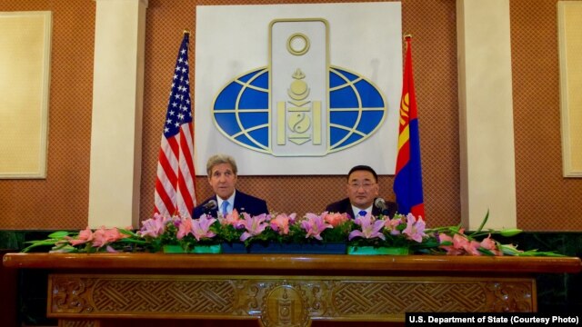 U.S. Secretary of State John Kerry, left, and Mongolian Foreign Minister Lundeg Purevsuren address a news conference held at the Ministry of Foreign Affairs, in Ulaanbataar, Mongolia, June 5, 2016.