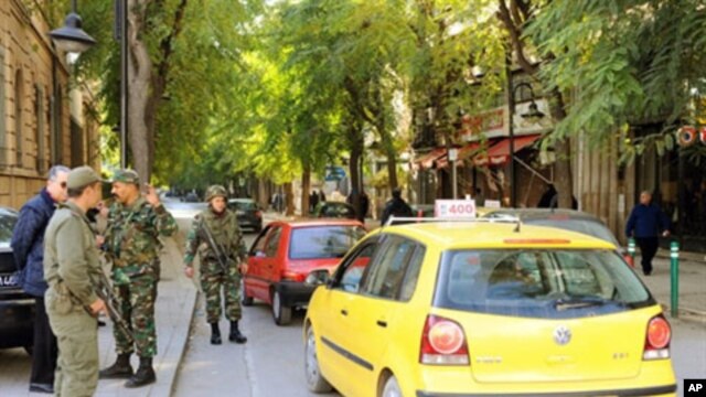 Tunisian soldiers man a checkpoint on Mongi Slim Avenue, Tunis, 16 Jan 2010