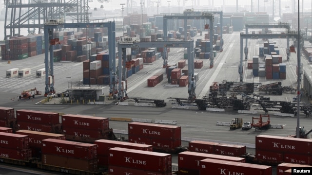 Suasana di kompleks pelabuhan kargo di Long Beach, California (4/12). Ribuan pekerja menghentikan aksi mogok dan kembali bekerja, Rabu (5/12) setelah tercapai kesepakatan sementara dengan manajemen.