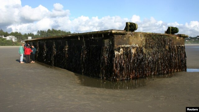 Huge japanse dock arrives in Oregon. 