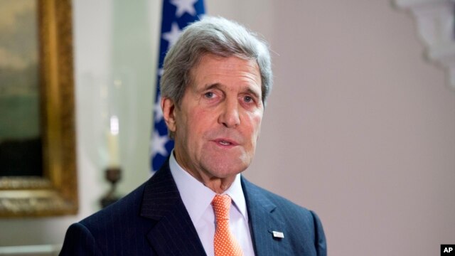 U.S. Secretary of State John Kerry talking to reporters in London, Feb. 21, 2015. 