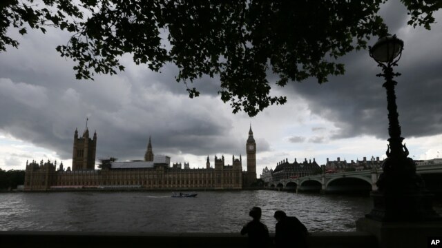 英国公投后的一天，伦敦泰晤士河和英国下议院上空天地云暗（2016年6月25日）