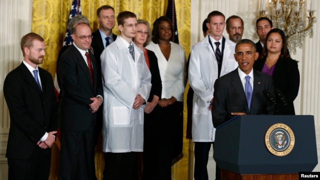 Tổng thống Hoa Kỳ Barack Obama phát biểu từ Phòng Đông của Tòa Bạch Ốc ở Washington, ngày 29/10/2014. Tổng thống Obama đã vinh danh những nhân viên y tế Mỹ từ Tây Phi về nước và những người định tới đó để giúp ứng phó với dịch Ebola.
