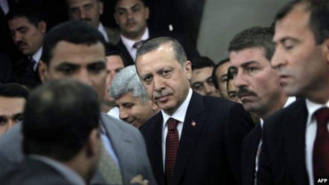 Turkiya Bosh vaziri Rajab Toyyib Erdog'an Misrga tashrifi chog'ida, Qohira, 13-sentabr, 2011-yil.