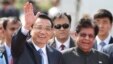 PM China Li Keqiang melambaikan tangan kepada para wartawan setibanya di New Delhi, India (19/5).