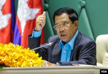 Prime Minister Hun Sen addresses environmental activists during the first national forum on “Protection and Conservation of Natural Resources,” on Monday , August 22, 2016 at Peace Palace in Phnom Penh. ( Leng Len/VOA Khmer)