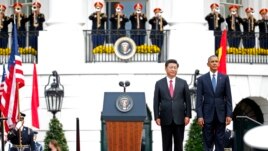 Tổng thống Mỹ Barack Obama (phải) và Chủ tịch TQ Tập Cận Bình chào cờ trong buổi tiếp đón ông Tập đến Mỹ ngày 25/9/2015.