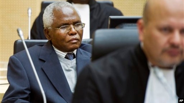 Cabinet Secretary Francis Muthaura, left, in the courtroom of the International Criminal Court, The Hague, Netherlands, Sept. 21, 2011.