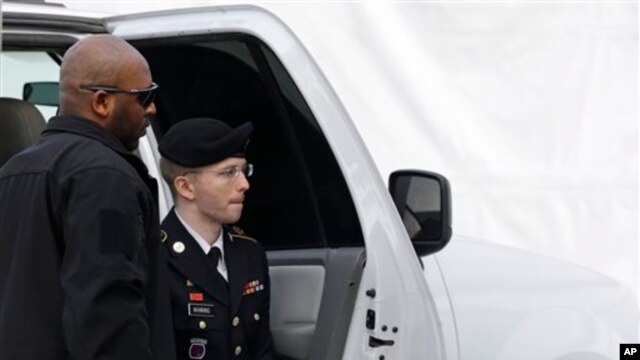 Binh nhất Bradley Manning được đưa đến tòa án ở Fort Meade, 21/8/13