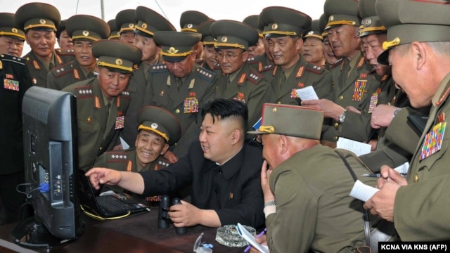 Lãnh tụ Bắc Triều Tiên Kim Jong Un theo dõi cuộc tập trận của đơn vị pháo binh quân đội nhân dân Triều Tiên trên máy vi tính.