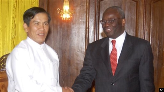 In this photo released by the Burmese news agency, Burma Foreign Minister Nyan Win, left, shakes hands with the U.N. Special Envoy Ibrahim Gambari prior to their meeting in Yangon Monday, 18 Aug 2008 (file photo)