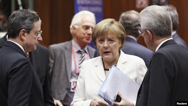 European Central Bank (ECB) President Mario Draghi (L) and Italy's Prime Minister Mario Monti (R) listen to Germany's Chancellor Angela Merkel during a European Union leaders summit in Brussels June 29, 2012.