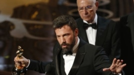 Ben Affleck, người sản xuất, đạo diễn và diễn viên chính trong cuốn phim Argo nhận giải Oscar phim xuất sắc nhất.