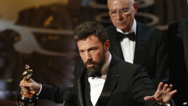 Ben Affleck, người sản xuất, đạo diễn và diễn viên chính trong cuốn phim Argo nhận giải giải Oscar phim xuất sắc nhất.