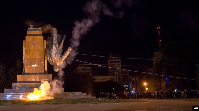 Tượng Lenin bị cư dân thành phố Kharkiv kéo đổ, ngày 28 tháng 9, 2014.