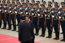 2013年9月22日北京人民大会堂：中国国家主席习近平欢迎委内瑞拉总统马杜罗(左)仪式 - 检阅仪仗队 (资料照片)