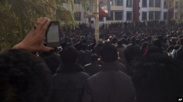 Ratusan warga Tibet melancarkan aksi protes di kota Rongwo, Rebkhong propinsi Qinghai (9/11). Protes warga Tibet yang menghendaki kebebasan dari kekuasaan Tiongkok ini diadakan bersamaan dengan berlangsungnya Kongres Partai Komunis yang menandai pergantian pemimpin Tiongkok, pekan ini.