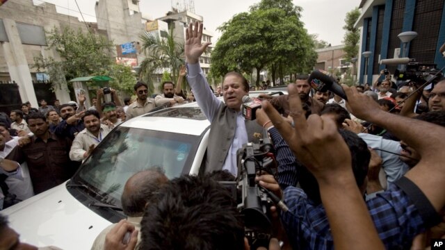 Cựu Thủ tướng Pakistan Nawaz Sharif vẫy chào những người ủng hộ khi rời 1 trạm bỏ phiếu ở Lahore, Pakistan, 11/5/2013