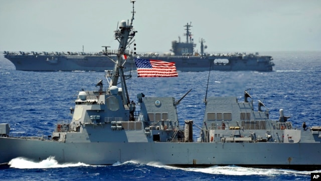 Chiếc khu trục hạm chở phi đạn USS Chung-Hoon (trước) và tàu sân bay USS Nimitz trong cuộc thao diễn hàng hải RIMPAC 18/7/2012. 
