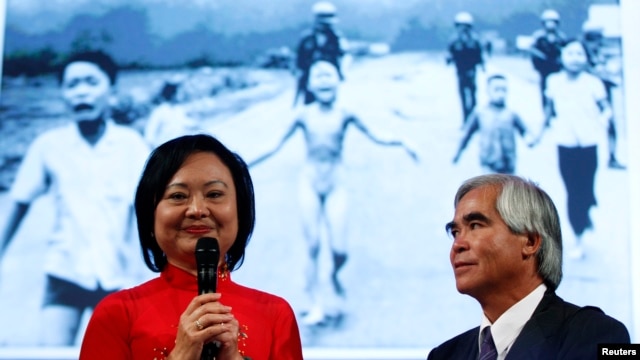 Bà Kim Phúc và phóng viên Nick Út đứng trước bức ảnh 'em bé naplam'