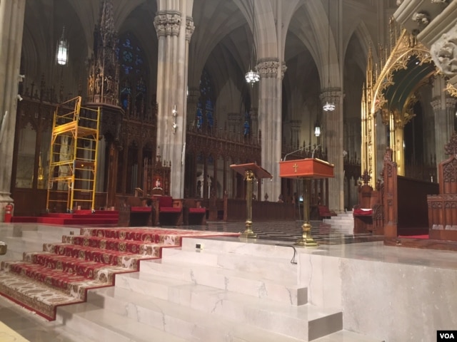 View of altar at St. Patrick's cathedral in New York city, Sept. 19, 2015. (Photo: S. Lemaire / VOA)