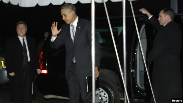 U.S. President Barack Obama waves to reporters as he and his family return to the White House in Washington, November 7, 2012.