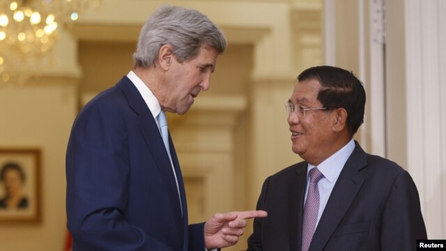 U.S. Secretary of State John Kerry is welcomed by Cambodia's Prime Minister Hun Sen in Phnom Penh, Cambodia, Jan. 26, 2016.  