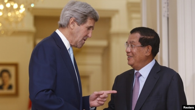 U.S. Secretary of State John Kerry is welcomed by Cambodia's Prime Minister Hun Sen in Phnom Penh, Cambodia, Jan. 26, 2016.  