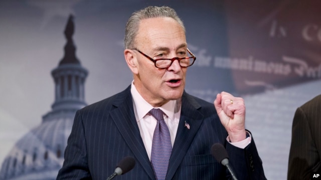 El senador Schumer también señala que es necesario promover más los canales de comunicación con el gobierno para que la población pueda ofrecer información de manera confidencial.