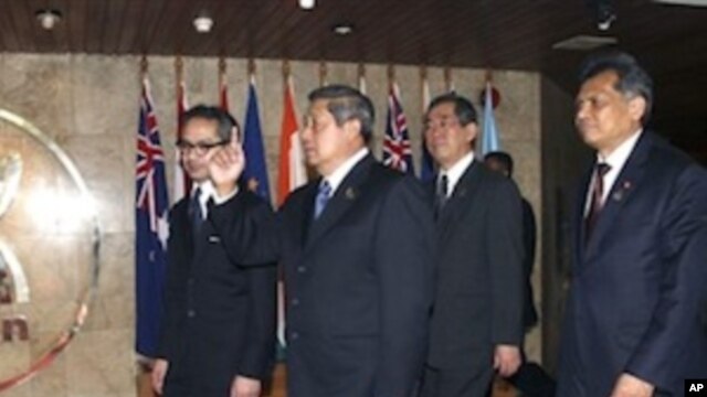 Indonesia President Susilo Bambang Yudhoyono, second from left, Indonesia Foreign Minister Marty Natalegawa, left,  Secretary General of Association of Southeast Asia Nation (ASEAN) Surin Pitsuwan, right, and  Japanese Foreign Minister Takeaki Matsumoto w