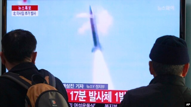 Dân chúng Nam Triều Tiên theo dõi báo cáo trên truyền hình về một vụ phóng tên lửa của Bắc Triều Tiên tại ga đường sắt Seoul ở Hàn Quốc.