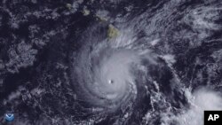 Rescatan a turistas tras impacto de huracán en Hawái