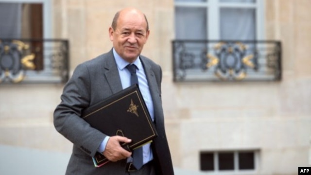 Menhan Perancis Jean Yves-Le Drian menyalahkan kelompok Boko Haram atas penculikan 7 warga Perancis di Kamerun (foto: dok). 

