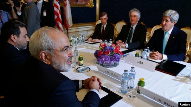 Bộ trưởng Ngoại giao Iran Mohammad Javad Zarif (trái) gặp Ngoại trưởng Mỹ John Kerry tại Vienna, ngày 13/7/2014.