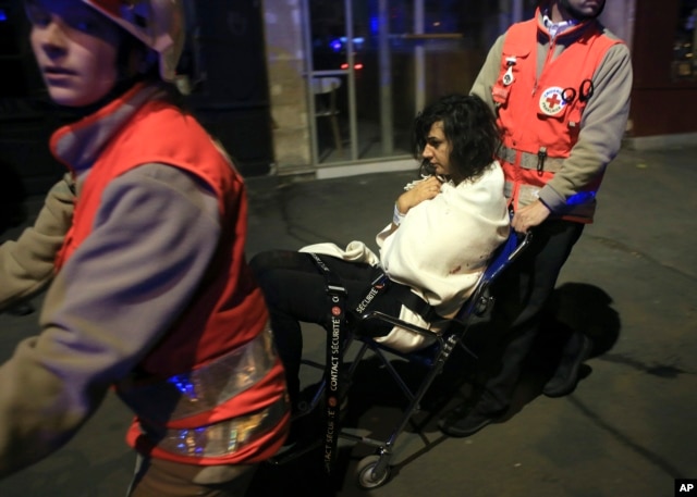 Một người phụ nữ được đưa ra khỏi nhà hát Bataclan, ngày 13 tháng 11, 2015.