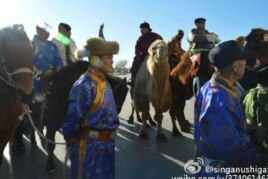 12月17日，内蒙古阿拉善盟额济纳旗牧民骑马和骆驼到旗政府前抗议 (南蒙古人权信息中心提供)