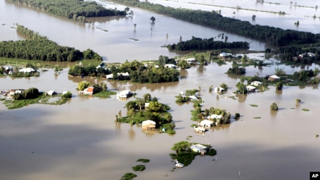Những ngôi nhà bị chìm trong biển nước trong trận lụt hồi tháng 10/2011 ở tỉnh Long An.