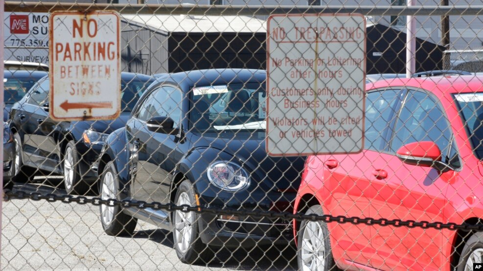 Những chiếc xe được trưng bày phía sau hàng rào an ninh ở một kho bãi gần đại lý xe Volkswagen ở thành phố Salt Lake, ngày 23 tháng 9 năm 2015. 