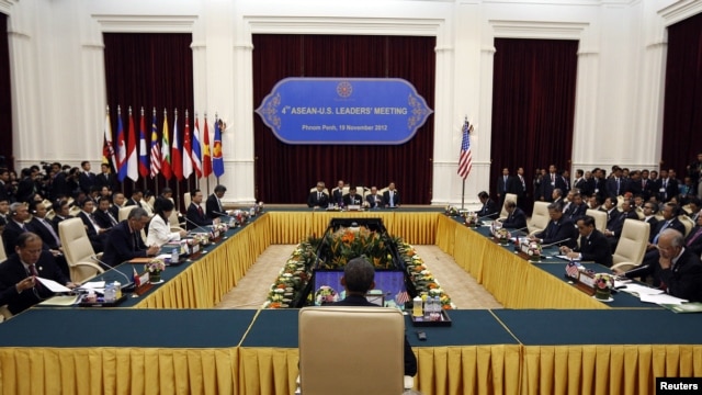 U.S. President Barack Obama (back to camera) participates during the ASEAN Summit at the Peace Palace in Phnom Penh, November 19, 2012. 