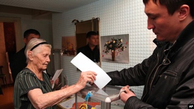 An elderly Kazakh woman votes at her home in Kazakhstan's commercial capital Almaty, January 15, 2012.