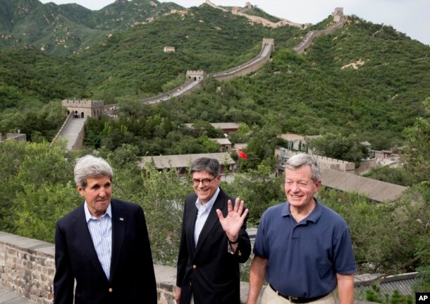 (左起）美国国务卿克里，财政部长雅各布·卢和驻华大使博卡斯游览北京八达岭长城（2014年7月8日）