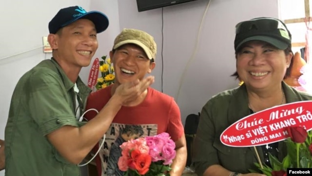Bạn bè đón ca sĩ Việt Khang trở về (Ảnh: Facebook Tung Do).