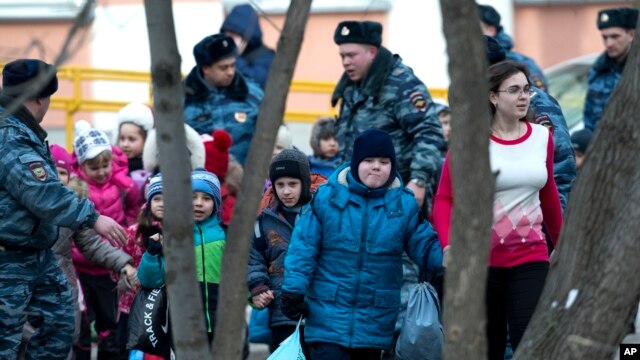 Эвакуация детей из здания школы. Москва, 3 февраля 2014г.