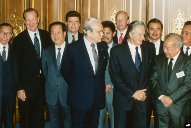 Foreign ministers attending the Paris Peace Conference on Cambodia pose prior to the meeting, Oct. 23, 1991. Front row L-R: United Nations Secretary General Javier Perez de Cuellar, Roland Dumas of France, Cambodia's Prince Norodom Sihanouk, back row L-R: unidentified, U.S. Secretary of State James Baker, Qian Qichen of China, Soviet Union's Boris Pankin, Burnei's Prince Mohamed Bolkiah, Great Britain's Lord Caithness, unidentified, Thailand's Anan Sarasin. (AP Photo)