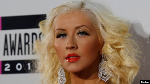 Christina Aguilera arrives at the 41st American Music Awards in Los Angeles, California, Nov. 24, 2013.