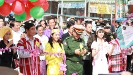 ျမ၀တီ-မဲေဆာက္ နယ္စပ္ဂိတ္ဖြင့္ပြဲအခမ္းအနား (ဓာတ္ပံု-ဗြီအိုေအျမန္မာပိုင္း) ၂၈ ၾသဂုတ္ ၂၀၁၃